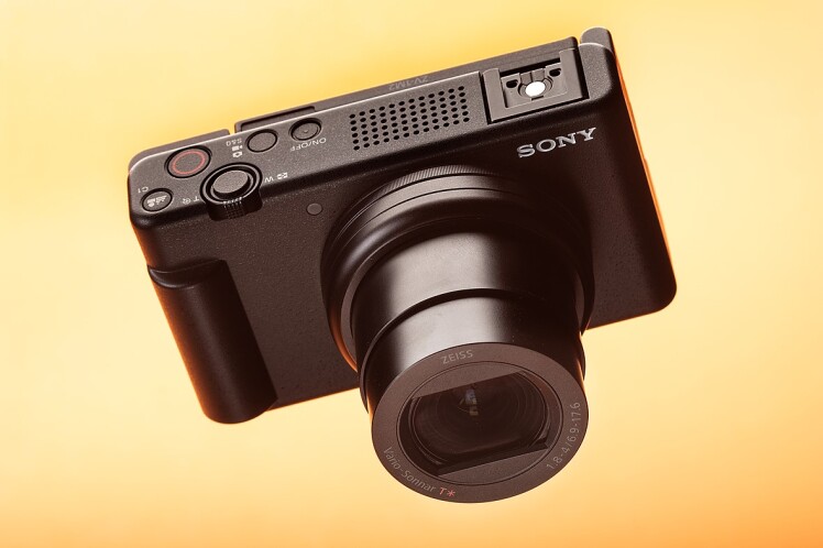 بررسی دوربین Sony ZV-1 Mark II؛ یک دوربین ولاگ با کیفیت ویدئویی عالی و عملکرد درخشان در حالتهای خودکار