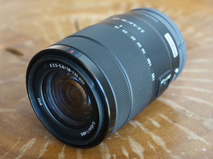 راهنمای خرید تخصصی لنز Sony E 18-135mm f/3.5-5.6 OSS؛ زوم همه‌کاره برای دوربین‌های APS-C سونی