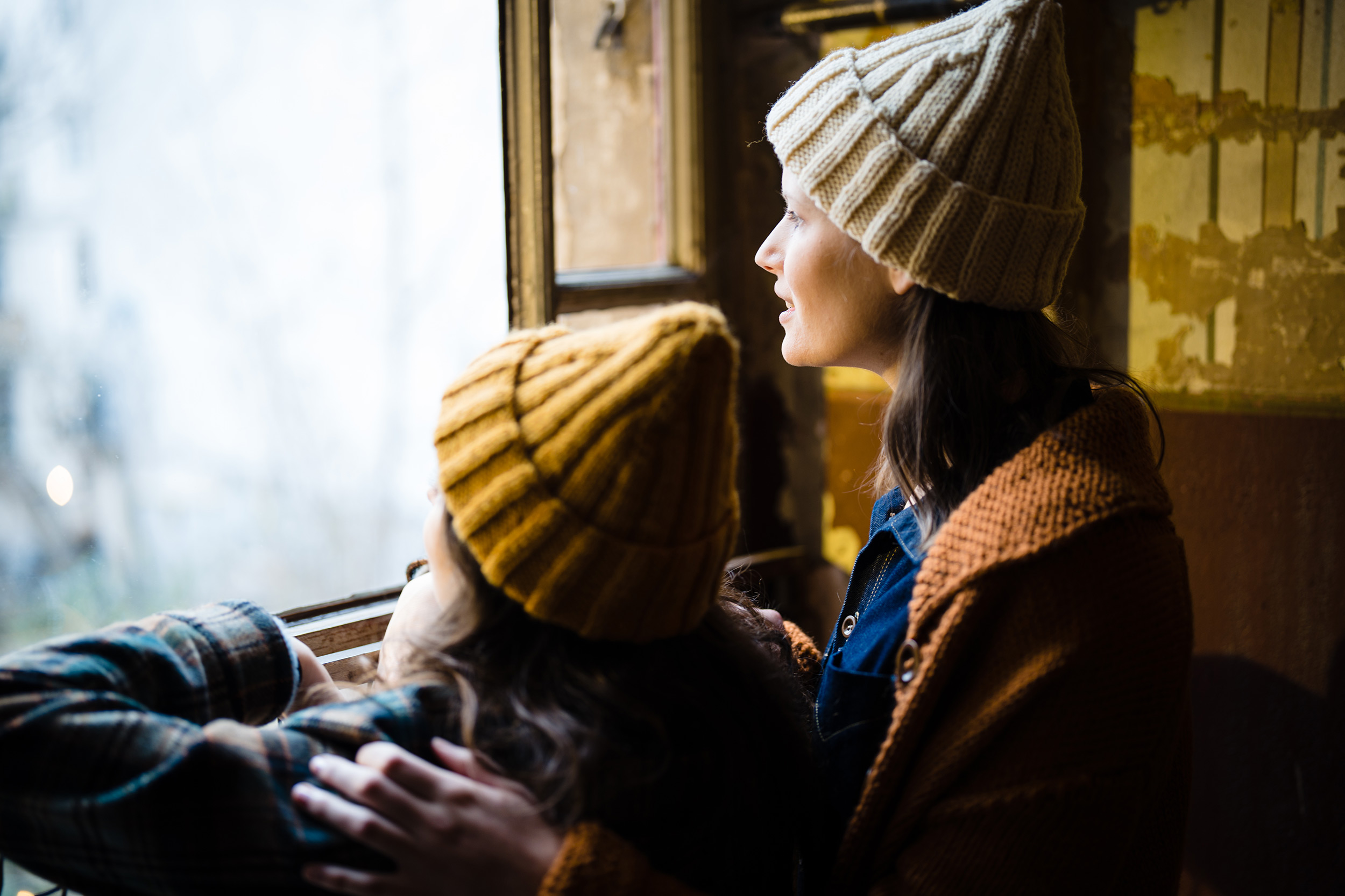پرتره با نور پنجره: راهنمای جامع و تخصصی برای عکاسی با دوربین سونی A7 III و لنز 50mm f/1.8