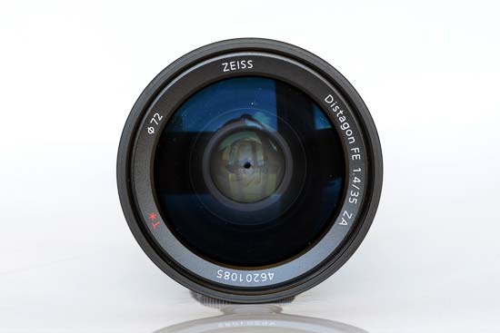 عملکرد بیرقیب در دیافراگم F1.4؛ عمق میدان سینمایی، بوکه نرم و کیفیت چشمگیر در نور کم