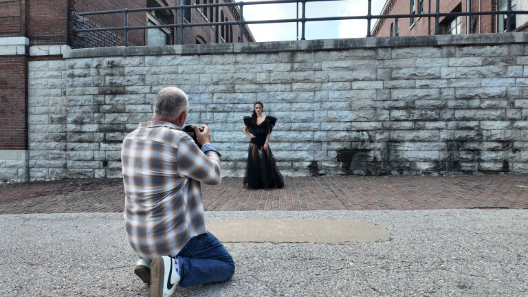 ترفند عکاسی: تکنیک‌های استفاده از رفلکتور برای کنترل نور و عمق میدان در عکس