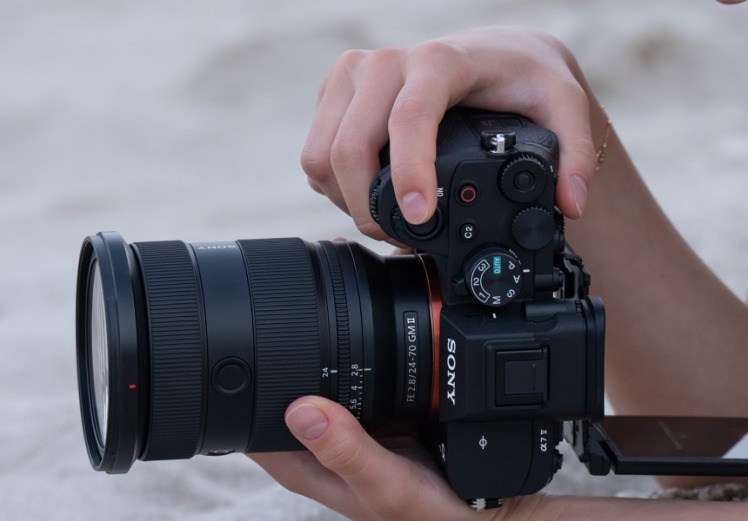 بررسی بحث‌های اجتماعی و فیدبک کاربری درباره امکانات جدید و ارزش خرید Sony A7 V