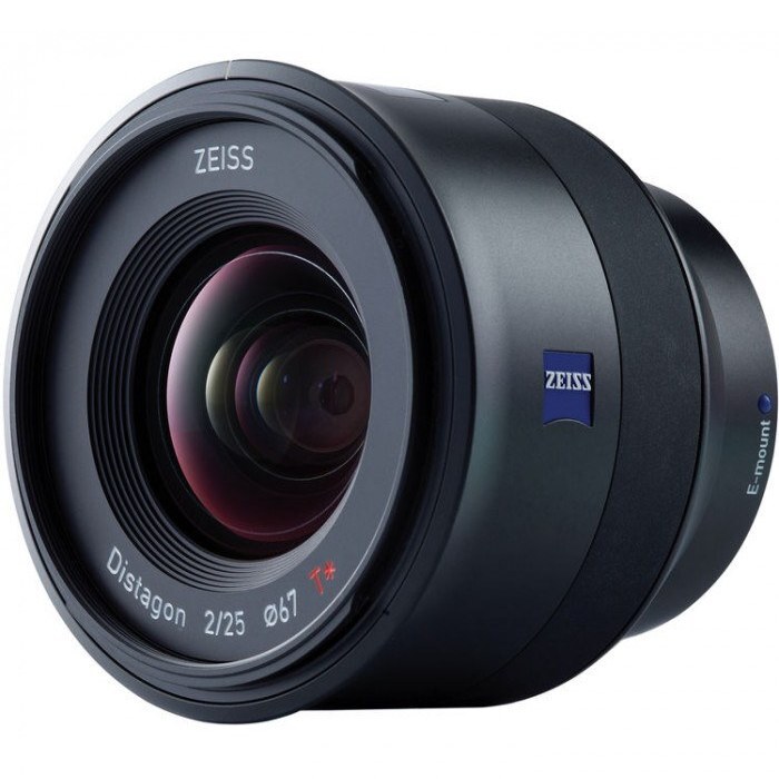 بررسی کامل ZEISS Batis 25mm f/2؛ لنز واید حرفه‌ای برای مدلینگ در فضای باز