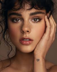 اهمیت آفیش برای مدلها از نظر حرفهای و حقوقی