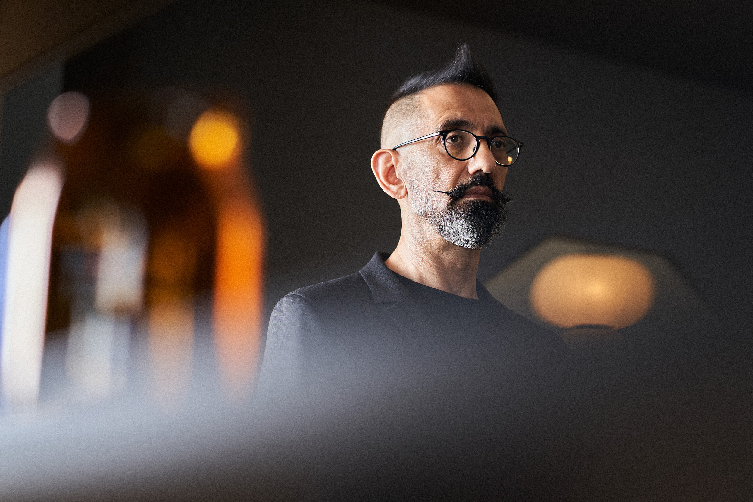 پرتره با نور پنجره: راهنمای جامع و تخصصی برای عکاسی با دوربین سونی A7 III و لنز 50mm f/1.8