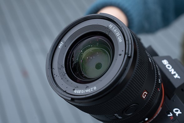 راهنمای خرید تخصصی لنز Sony FE 35mm f/1.4 GM؛ انتخابی برای کاربرانی که «یکبار برای همیشه» تصمیم می‌گیرند