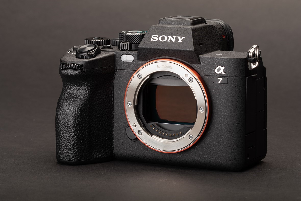 راهنمای خرید و بررسی تخصصی دوربین Sony a7 IV Mirrorless Camera Body