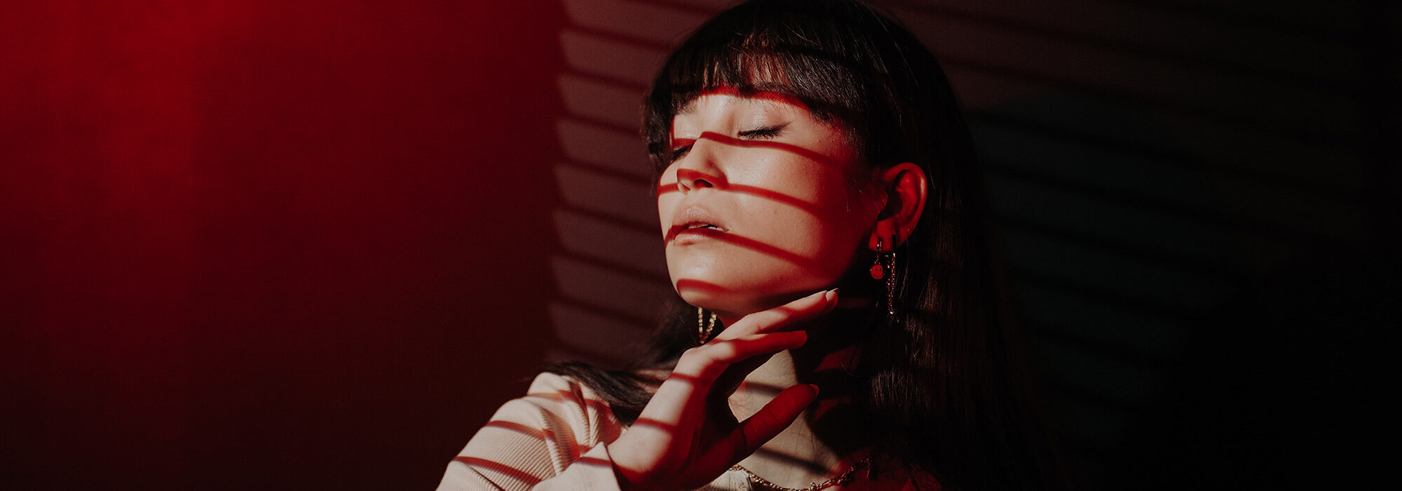 پرتره با نور پنجره: راهنمای جامع و تخصصی برای عکاسی با دوربین سونی A7 III و لنز 50mm f/1.8